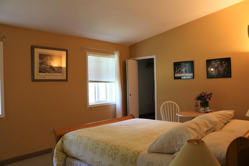 Mulvehill Creek Wilderness Inn And Wedding Chapel レベルストーク エクステリア 写真