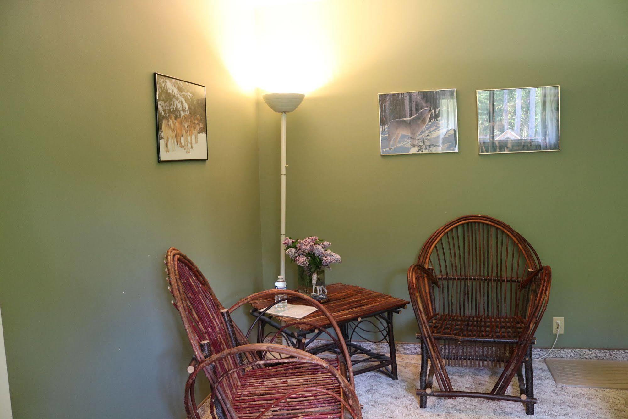 Mulvehill Creek Wilderness Inn And Wedding Chapel レベルストーク エクステリア 写真