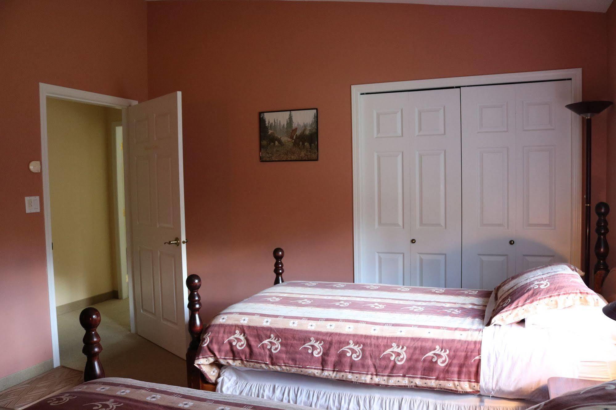 Mulvehill Creek Wilderness Inn And Wedding Chapel レベルストーク エクステリア 写真