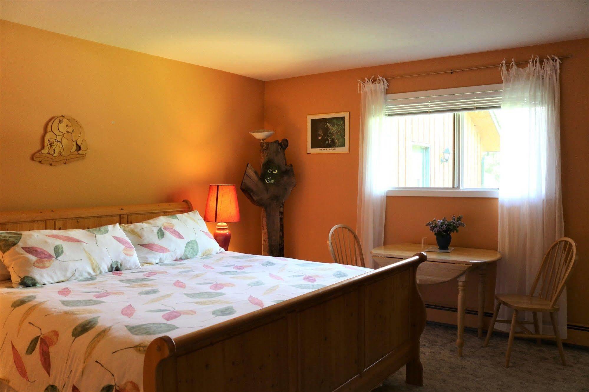 Mulvehill Creek Wilderness Inn And Wedding Chapel レベルストーク エクステリア 写真