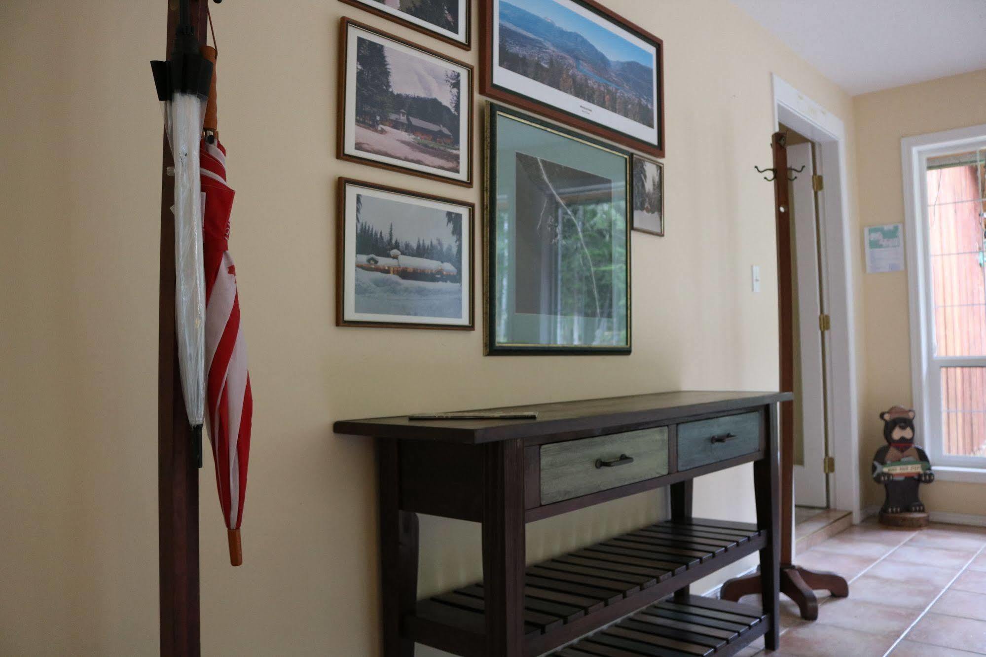 Mulvehill Creek Wilderness Inn And Wedding Chapel レベルストーク エクステリア 写真