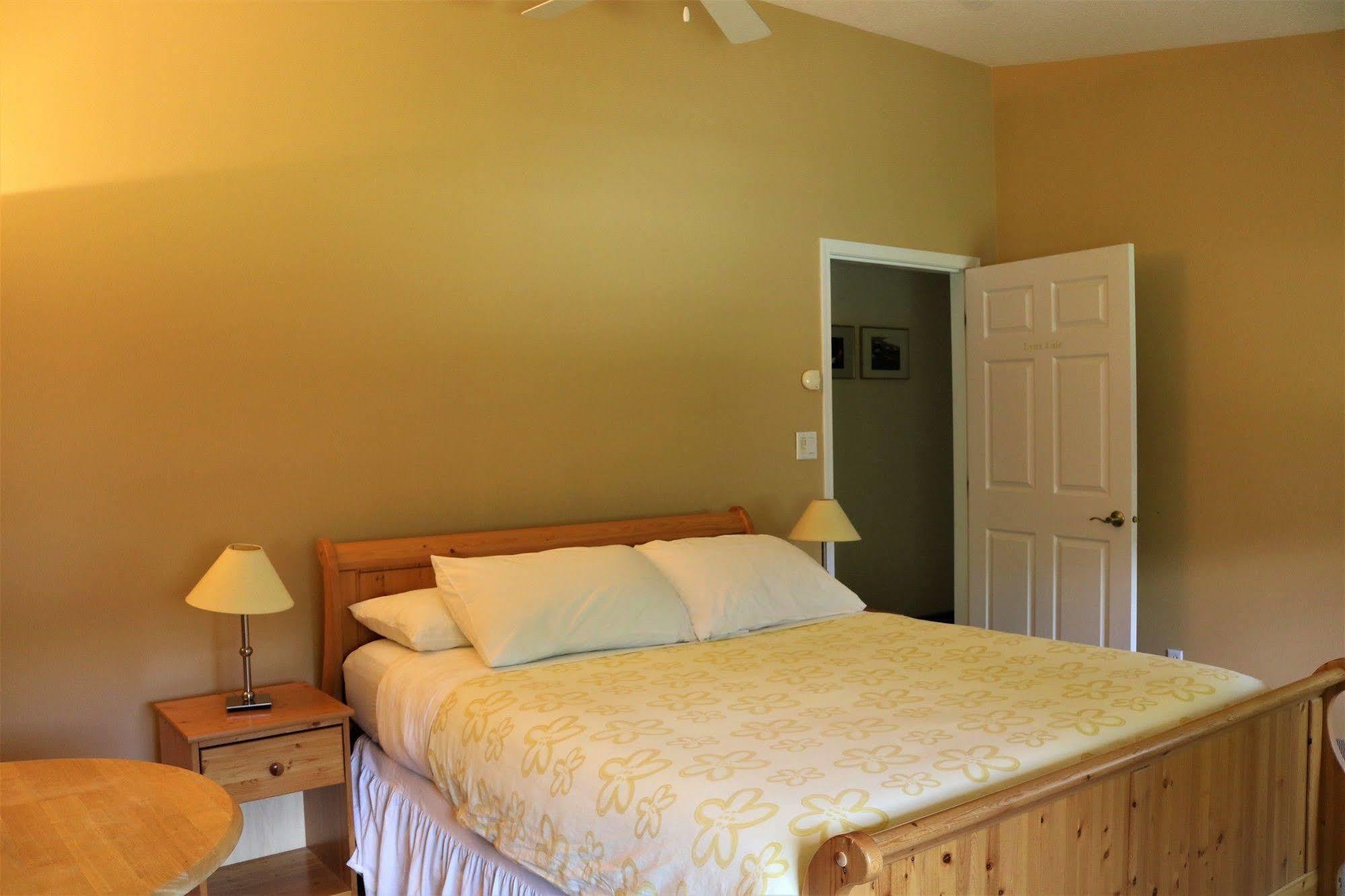 Mulvehill Creek Wilderness Inn And Wedding Chapel レベルストーク エクステリア 写真